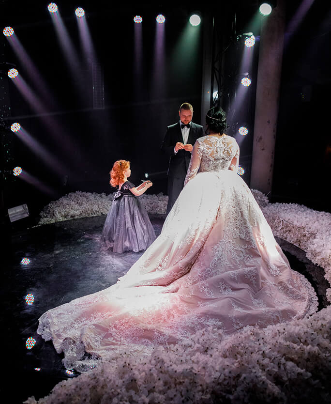 Девочка подносит кольца на церемонии необычный вариант