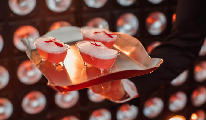 необычные коктейли в ванночках