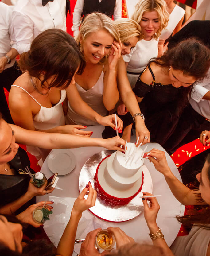 праздник в красно-белой цветовой гамме