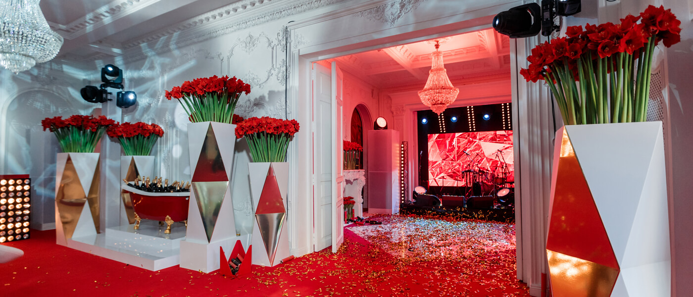 красно-белый декор и флористика на празднике