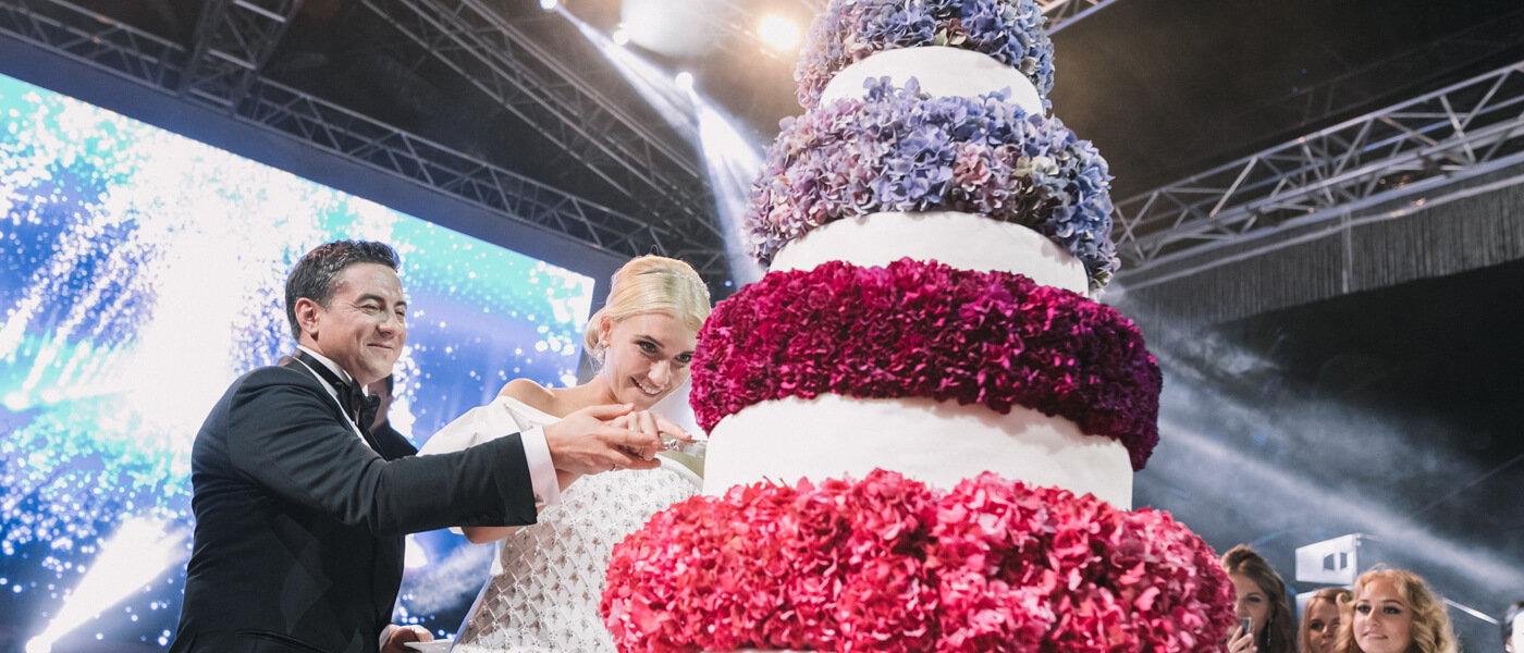 шикарный свадебный торт сиренево-розовая-персиковая  гамма